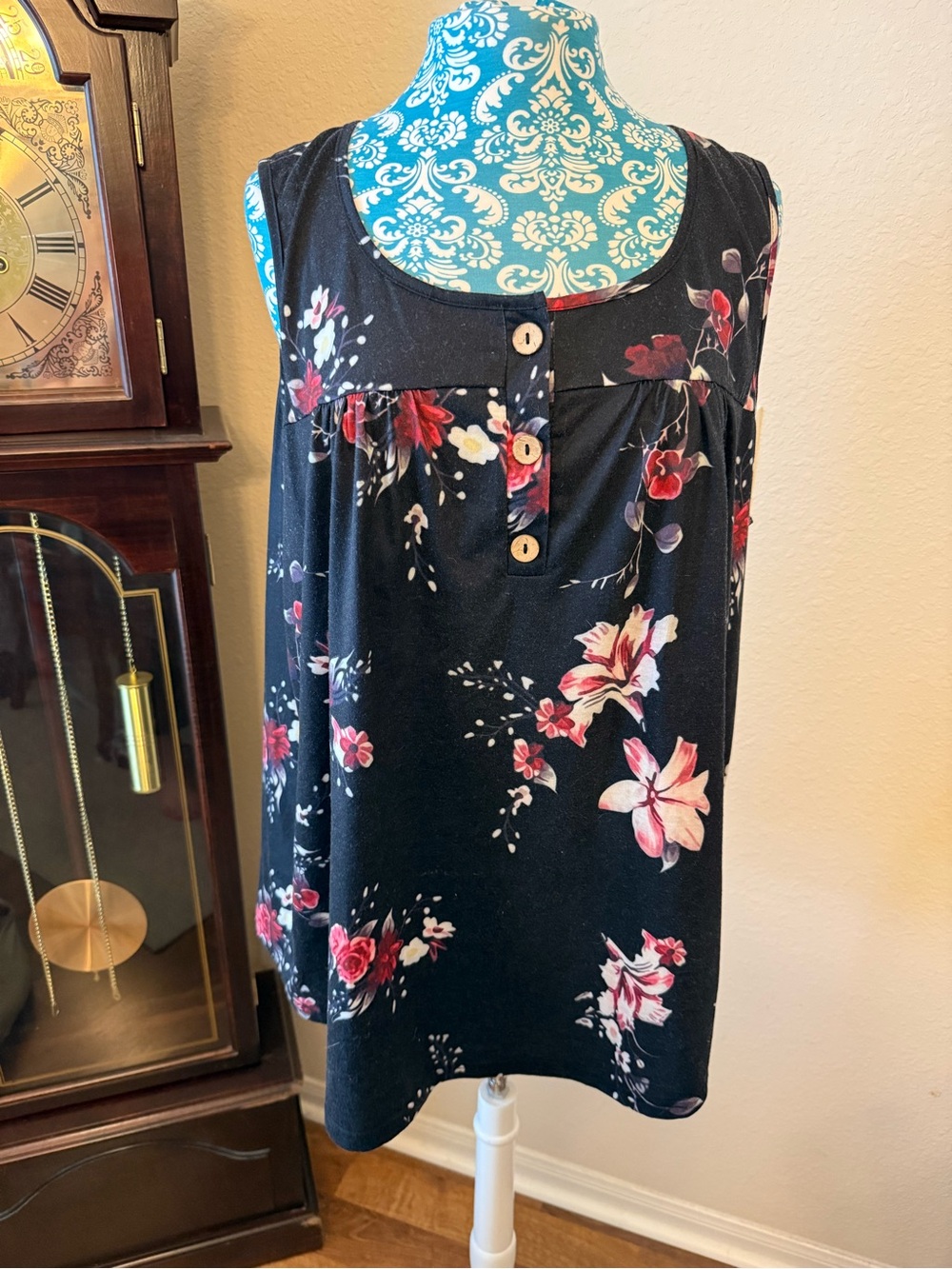 Women's Black Floral Button-Front Sleeveless Tank Top